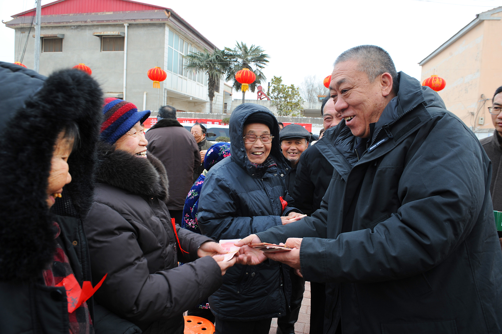 新春慰问小组走访看望周边村庄老人
